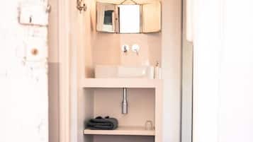 Chambre Deluxe, terrasse | Salle de bain | Douche, articles de toilette gratuits, sèche-cheveux