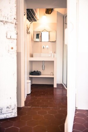 Deluxe-værelse - terrasse | Badeværelse | Bruser, gratis toiletartikler, hårtørrer, håndklæder