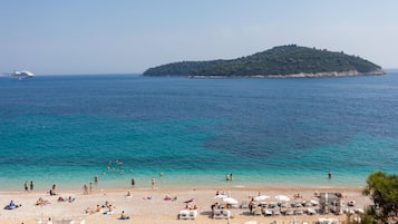 Beach nearby, beach bar