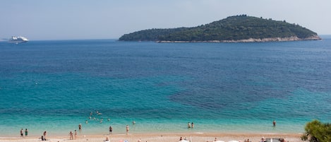 Playa en los alrededores y bar en la playa 