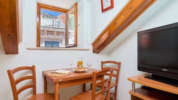 Gallery Apartment (1 Bedroom) | In-room dining