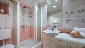 Gallery-Apartment (1 Bedroom) | Badezimmer | Dusche, Haartrockner, Handtücher