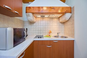 画廊公寓 (1 Bedroom) | 私人厨房 | 冰箱、微波炉、炉灶、电热水壶