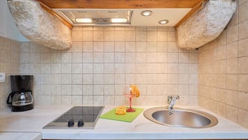 Appartement (2 Bedrooms) | Cuisine privée | Réfrigérateur, micro-ondes, plaque de cuisson, bouilloire électrique
