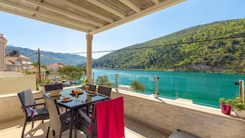 Comfort Apartment, Balcony, River View (4 Bedrooms) | Balcony