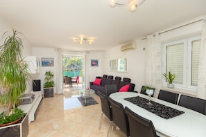 舒适公寓, 阳台, 河景 (4 Bedrooms) | 起居区 | 电视