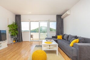 都會公寓, 露台, 海景 (2 Bedrooms) | 客廳 | 平面電視