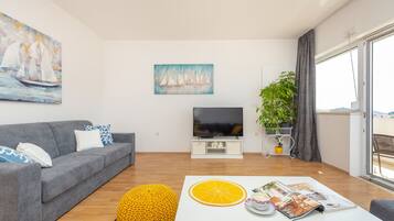 City-Apartment, Balkon, Meerblick (2 Bedrooms) | Wohnbereich | Flachbildfernseher