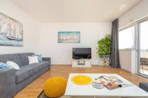 Lägenhet City - balkong - havsutsikt (2 Bedrooms) | Vardagsrum | Platt-tv