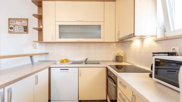 City-Apartment, Balkon, Meerblick (2 Bedrooms) | Eigene Küche | Kühlschrank, Ofen, Herdplatte, Geschirrspüler