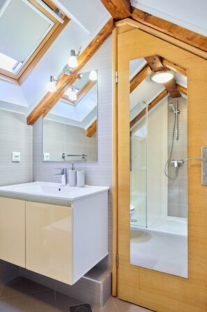 City Apartment (1 Bedroom) | Bathroom