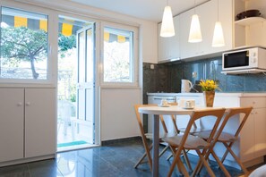 Studio, Terrasse (0 Bedroom) | Eigene Küche | Kühlschrank, Mikrowelle, Herdplatte, Wasserkocher mit Kaffee-/Teezubehör