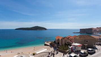 Beach nearby, beach bar