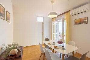 LĂ€genhet City - uteplats - havsutsikt (3 Bedrooms) | Vardagsrum | Platt-tv