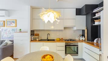 City Apartment, Balcony (2 Bedrooms) | Private kitchen
