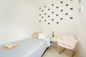 Lägenhet City - balkong (2 Bedrooms) | 2 sovrum, strykjärn/strykbräda, barnsängar och resesäng