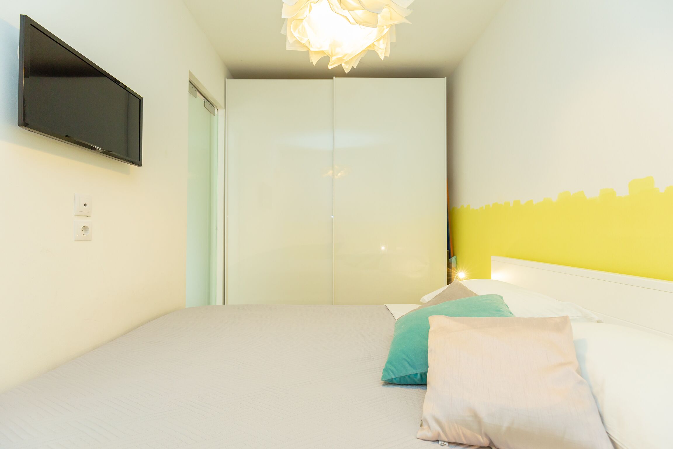 2 habitaciones, tabla de planchar con plancha, cunas y cuna de viaje 