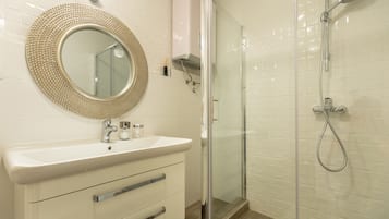 City Apartment, Balcony (2 Bedrooms) | Bathroom