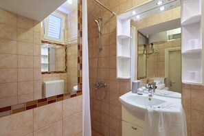 Apartment, Patio (2 Bedrooms) | Bathroom