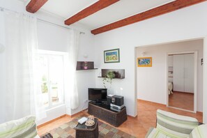 Apartamento, varanda (2 Bedrooms) | Área de estar | TV LCD