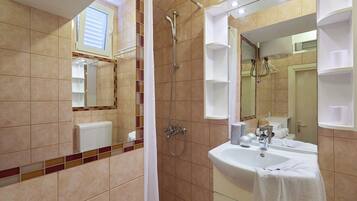 Apartment (2 Bedrooms) | Bathroom | Shower, hair dryer, towels