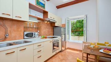 Leilighet, terrasse (2 Bedrooms) | Eget kjøkken | Kjøleskap, mikrobølgeovn, ovn og kokeplater