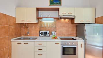 Apartamento (2 Bedrooms) | Cocina privada | Cafetera o tetera, frigorífico grande, microondas y horno
