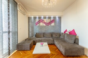 Apartamento urbano, sacada, vista para o mar (2 Bedrooms) | Área de estar | TV de tela plana