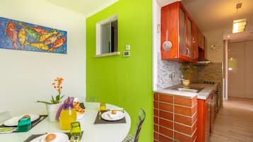 Apartamento urbano, sacada, vista para o mar (2 Bedrooms) | Opções para refeição no quarto