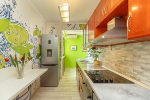 Apartamento urbano, sacada, vista para o mar (2 Bedrooms) | Cozinha privada | Geladeira, fogão, cooktop, lava-louças