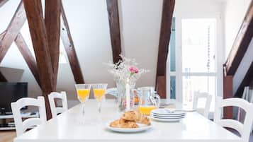 城市公寓 (3 Bedrooms) | 起居区 | 70-厘米纯平电视(配备卫星频道)、电视、DVD 播放器