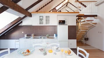 Appartement Ville (3 Bedrooms) | Cuisine privée | Réfrigérateur, micro-ondes, four, plaque de cuisson