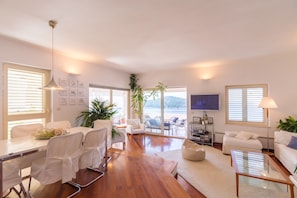 Apartamento exclusivo, terraço, vista para o mar (3 Bedrooms) | Área de estar | TV 70 cm com canais a cabo, DVD player