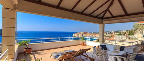 Appartement exclusif, terrasse, vue sur la mer (3 Bedrooms) | Terrasse/patio