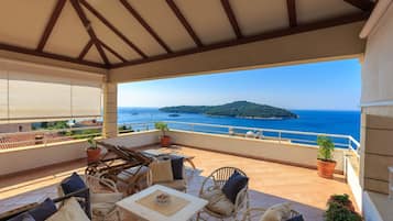 Apartamento exclusivo, terraza, vistas al mar (3 Bedrooms) | Balcón