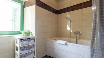 Traditioneel huis, terras, gedeeltelijk uitzicht op zee (4 Bedrooms) | Badkamer | Een haardroger, handdoeken