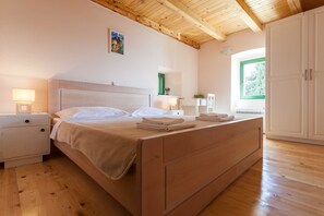 Casa tradicional, terraço, vista parcial para o mar (4 Bedrooms) | 4 quartos, ferros/tábuas de passar roupa, berços (sobretaxa)