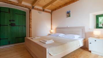 Tradisjonelt hus, terrasse, delvis sjøutsikt (4 Bedrooms) | 4 soverom, strykejern/-brett, barnesenger og reiseseng for barn