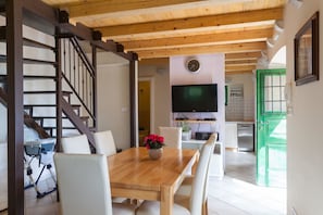 Casa tradicional, terraço, vista parcial para o mar (4 Bedrooms) | Área de estar | TV de tela plana
