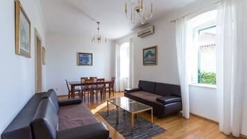 Departamento Confort, Terraza (3 Bedrooms) | Área de sala de estar | Televisión de pantalla plana