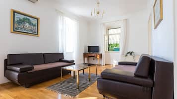 Appartamento Comfort, terrazzo (3 Bedrooms) | Area soggiorno | TV a schermo piatto