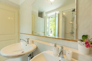 Traditional House, Terrace (3 Bedrooms) | Bathroom | Hair dryer, towels