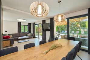 Villa Premium, piscine privée (5 Bedrooms) | Coin séjour | Télévision à écran plat, lecteur de DVD