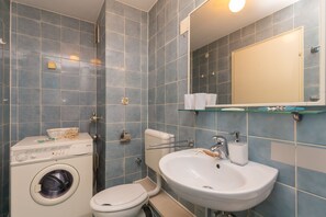 Suite estudio urbana, baño privado (0 Bedroom) | Baño | Regadera, secadora de cabello, toallas 