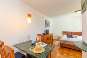Suite estudio urbana, baño privado (0 Bedroom) | Tabla de planchar con plancha, cunas, cuna de viaje y wifi gratis 