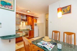 Suite estudio urbana, baño privado (0 Bedroom) | Área de sala de estar | Televisión de pantalla plana 