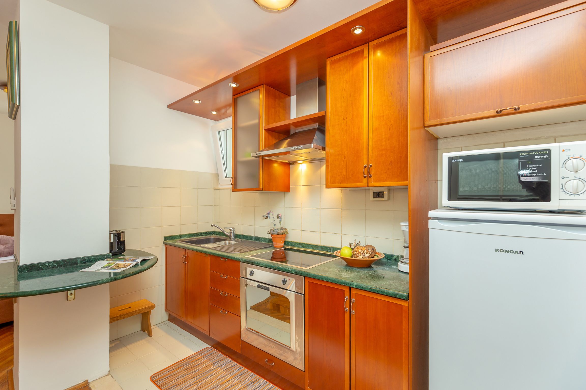City Studio Suite, Private Bathroom (0 Bedroom) | Private kitchen | Fridge, microwave, oven, stovetop