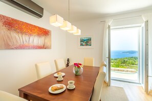 Vila, piscina particular, vista para o mar (3 Bedrooms) | Opções para refeição no quarto