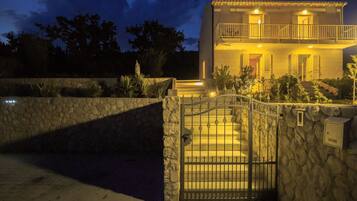 Bagian depan properti - sore/malam