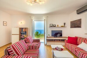 Biệt thự, hồ bơi riêng, quang cảnh biển (3 Bedrooms) | Khu phòng khách | TV LCD 
